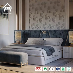 Ensemble <span class=keywords><strong>de</strong></span> chambre à coucher design avec tête <span class=keywords><strong>de</strong></span> lit en velours ardoise, lampe corail, banc bleu – Mobilier <span class=keywords><strong>de</strong></span> luxe clé en main sur mesure pour projets hôteliers et villas - Product Image 2