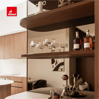 Cuisine sur mesure de style espagnol en chêne blanc et placage de noyer, avec îlot incurvé, étagère et portes à panneaux plats – Service inclus