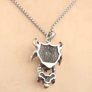 Colgante de cuerno de carnero de acero inoxidable con calaveras, collar de estilo punk de dos tonos para hombres y mujeres - Product Image 2