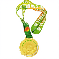 Medalla de aleación de zinc chapada en oro personalizada al por mayor, con contorno irregular, impresión a color, artesanía de fundición, lavable y con forma.