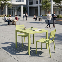 Table carrée de jardin en aluminium sur mesure avec trou pour parasol, adaptée à divers restaurants en plein air, cafés, patios, taverne