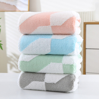 Serviette en polaire corail haute densité, douce, séchage rapide, motif géométrique, design minimaliste, bordure renforcée, usage quotidien pour adultes, salle de bain