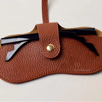 Étui à lunettes en cuir coloré au design élégant, certifié Global Recycled Standard, offrant une protection aux lunettes et facile à transporter