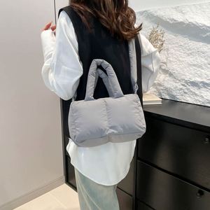 Bolsos de Mano Acolchados Minimalistas de Color Sólido para Mujer, Bolsos Tote Acolchados con Logotipo Personalizado - Product Image 3