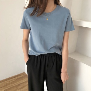 Maglietta slim fit da donna a maniche corte ricamata in bianco con stampa personalizzata in morbido cotone 100% di alta qualità - Product Image 3