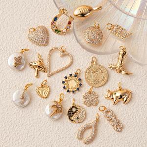 Boutique Zircon de Luxe | Pendentifs Pavés en Oxyde de Zirconium Placés Or 18K en Laiton | Pendentifs Fer à Cheval, Ballon de Foot, Cœur Bottillon, Patte de Lapin, Champignon - Product Image 1