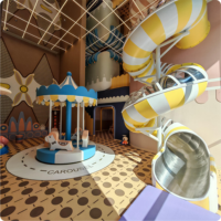 Aire de jeux intérieure personnalisée sur le thème des macarons pastel, château gonflable pour tout-petits et enfants avec piscine à balles, toboggan, filet à cordes et structure d'escalade pour FEC