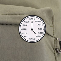 Spilla smaltata rotonda con slogan a tema orologio, distintivo in metallo elegante per accessori di abbigliamento quotidiano