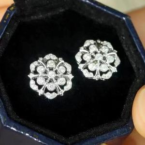 Orecchini a Perno con Fiore in Oro Bianco e Cristalli Rotondi, Incastonatura a Griffe, Gioielli Classici da Donna per Feste - Product Image 5