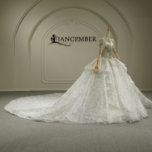 ชุดแต่งงานผู้หญิงคอสูงสีงาช้างประดับคริสตัล รุ่น GT26030 ดีไซน์ทันสมัย แต่งลูกไม้ลายดอกไม้พองฟู พร้อมชายกระโปรงยาวแบบชาเปล - Product Image 2