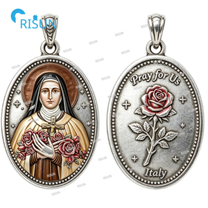 Collar con Colgante de Medalla de Santa Teresita del Niño Jesús de Lisieux, Medalla Sagrada Personalizada de Santa Teresita - Product Image 3