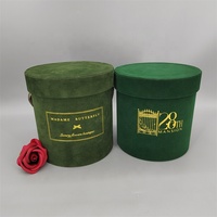 Boîtes cadeaux rondes en carton rigide vert velours avec logo en feuille d'or, matériaux recyclés, pelliculage mat, gaufrage floral