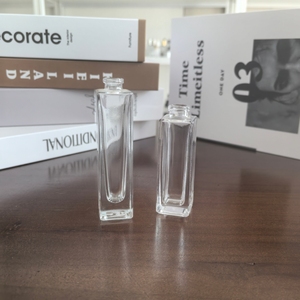 15Ml & 30Ml Vuông Chai Nước Hoa Thủy Tinh Với Vít <span class=keywords><strong>Cap</strong></span> Trong Suốt Rỗng Mỹ Phẩm Hương Thơm Refill Logo Có Thể In Phun Chai - Product Image 2