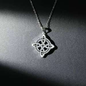 2025 nuevo exquisito collar con colgante de nudo celta irlandés de artesanía intrincada en tonos plateados para regalo de mujer - Product Image 3