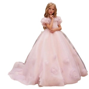 Nouvelle Robe de Demoiselle d'Honneur S0304R de Luxe et Élégante avec Manches Bouffantes en Tulle et Traîne Flottante - Product Image 5