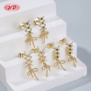ต่างหูริบบิ้นโบว์วินเทจประดับเพทายสีดำ ชุบทอง 18K ผลิตจากโรงงานเครื่องประดับทองเหลือง Pendientes De Lazo Con Circonia Negra - Product Image 4