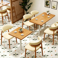 Table basse minimaliste moderne avec chaises rembourrées à structure en bois massif, ensemble table et chaises pour cafés et restaurants