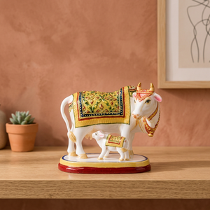 Nirmala Handicrafts - Estatua de Resina Hecha a Mano de Vaca y Ternero, Diseño Decorativo Tradicional, Ídolo Familiar de Vaca India, Decoración Religiosa para el Hogar - Product Image 1