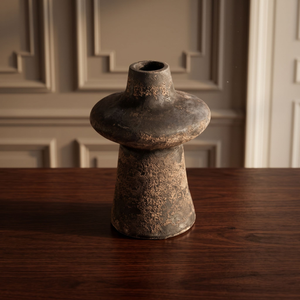 El jarrón de terracota Nordic Farmhouse tiene un acabado mate, ideal para exhibir flores y realzar la decoración del hogar. - Product Image 3