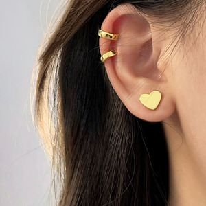 Vente en gros de boucles d'oreilles en forme de cœur simples et élégantes plaquées or 18 carats pour femmes - Product Image 4