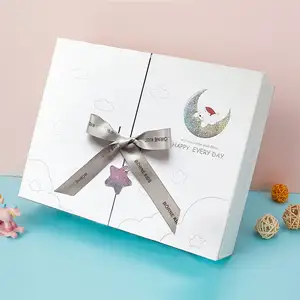 리본 선물 포장 상자를 가진 경이로운 생일 선물 포장 상자 손가락으로 튀김 상자