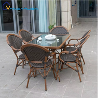 Ensemble table et chaises d'extérieur en rotin empilables, style moderne et minimaliste, confortable, pour comptoir, cour et événements, usage commercial, personnalisable en gros