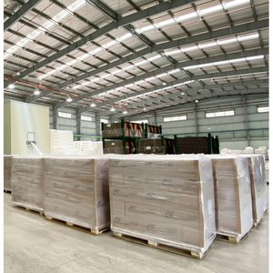 Rollo de película de PE personalizado, producción estable, resistencia a la perforación, embalaje elástico retráctil fundido para productos envasados - Product Image 1