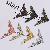 Accessoires de décoration métalliques de luxe européens, motif triangle ajouré, multicolores, pour coins de boîtes cadeaux, applique en dentelle à angle droit