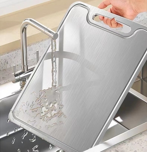 เขียงสแตนเลสไทเทเนียมแท้สองด้านพร้อมที่จับร่องไม่เป็นรอยสำหรับสับในครัว - Product Image 2