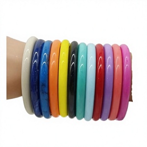 Brazalete de Resina Epoxi Transparente con Incrustaciones Naturales, Artístico, Hecho a Mano, Sostenible y Duradero, para el Año Nuevo Chino - Product Image 2