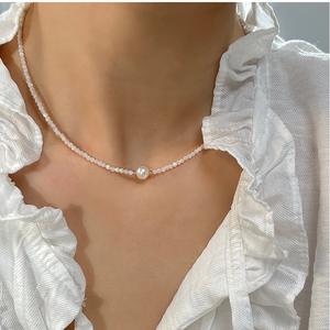 Collar de Perlas de Agua Dulce con Concha de Mariposa Blanca Natural, Casi Redondas, con Fuerte Brillo y Cadena de Clavícula de Lichen de Lujo - Product Image 1