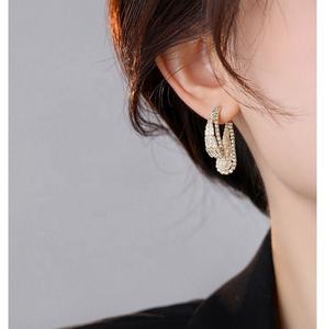 Boucles d'oreilles clous pour femmes, haut de gamme et raffinées, en cuivre avec incrustation de zircon, taille princesse, plaqué or 14 carats, design géométrique, polyvalentes et tendance - Product Image 6