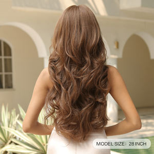Precio al por mayor de fábrica Pelucas rizadas largas marrones castañas sintéticas con flequillo para mujeres negras <span class=keywords><strong>Peluca</strong></span> de aspecto natural ondulado - Product Image 2