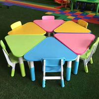 Meubles de maternelle Montessori, tables triangulaires, chaises et tables pour enfants de maternelle et de crèche
