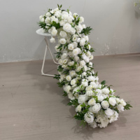 Composition florale décorative de mariage, roses blanches artificielles, hortensias, gypsophile, chemin de table pour la décoration de table de mariage