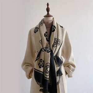 Bufanda Jacquard Versión Coreana para Mujer, Chal Largo de Invierno con Diseño de Flor de Cuatro Hojas, Flecos Cortos, Lujosa, para Todas las Estaciones, Cálida, de Poliéster - Product Image 6