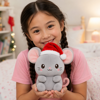 Peluche de souris grise kawaii ultra douce avec un chapeau de Père Noël et une queue rose bouclée pour un cadeau de Noël