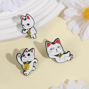 แมวน้อยสีขาวน่ารักพร้อมเข็มก<span class=keywords><strong>ล</strong></span>ัดรูปกระดิ่ง ดีไซน์สัตว์น่ารัก ป้ายโลหะสำหรับตกแต่งเสื้อผ้า - Product Image 6