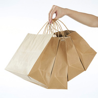 Emballage en papier kraft de luxe personnalisable conçu en usine, sac à provisions noir brun blanc avec logo pour la manipulation de cadeaux artisanaux