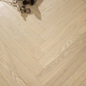 Parquet en bois d'ingénierie à chevrons 15 mm, FSC Asie, multicouche, frêne brossé, grade ABC, insonorisant, système clic, 18 mm pour escalier - Product Image 1