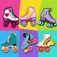En gros personnalisé métal émail dur broches et chapeaux cool décoration patin à roulettes patinage rétro chaussure coeur charme chapeau broche badge