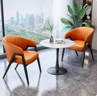 Fauteuil de salle à manger moderne italien, portable, imperméable, avec siège en cuir souple et dossier incurvé évidé, idéal pour la maison, l'hôtel et la chambre d'hôtes.