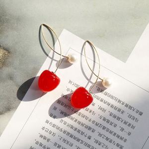 ต่างหูแฟชั่นทรงเรขาคณิตแบบห้อยประดับเพชรและเชอร์รี่สีแดง ดีไซน์น่ารักหวานแหวว วัสดุโลหะผสมสังกะสีชุบทอง สำหรับผู้หญิง สินค้ามาใหม่ - Product Image 3