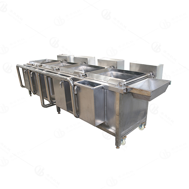 Промышленная стиральная машина с измельченными листьями салата и овощей