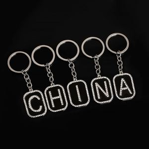 Vente en gros, Meilleure vente : Porte-clés en métal exquis avec initiale 26 lettres en strass, Pendentif de sac, Bijou, Cadeau commémoratif - Product Image 3