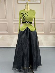 Bộ hai mảnh xếp ly thanh lịch: Áo màu hồng fuchsia có họa tiết đen, chân váy maxi voan đen - Product Image 4