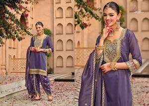 Costume Dhoti de style punjabi en soie simar brodé pour femmes pour la fête Salwar Kameez - Product Image 3