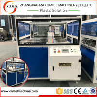 Ligne de production de plafonds en PVC 200 250 300mm Machine d'extrusion de panneaux muraux en PVC avec laminage Machine d'estampage à chaud