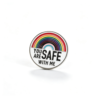 Broche en émail métallique peinte « Tu es en sécurité avec moi » – Thème drapeau arc-en-ciel, badge de revers, bijou, cadeau pour amis LGBT