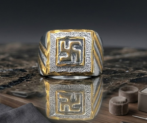 Anillo de Moda para Hombre DIVYORO, Chapado en Oro Premium, en Latón y Cobre, Joyería Clásica y Elegante para Bodas, Festivales, Fiestas y Uso Diario - Product Image 1